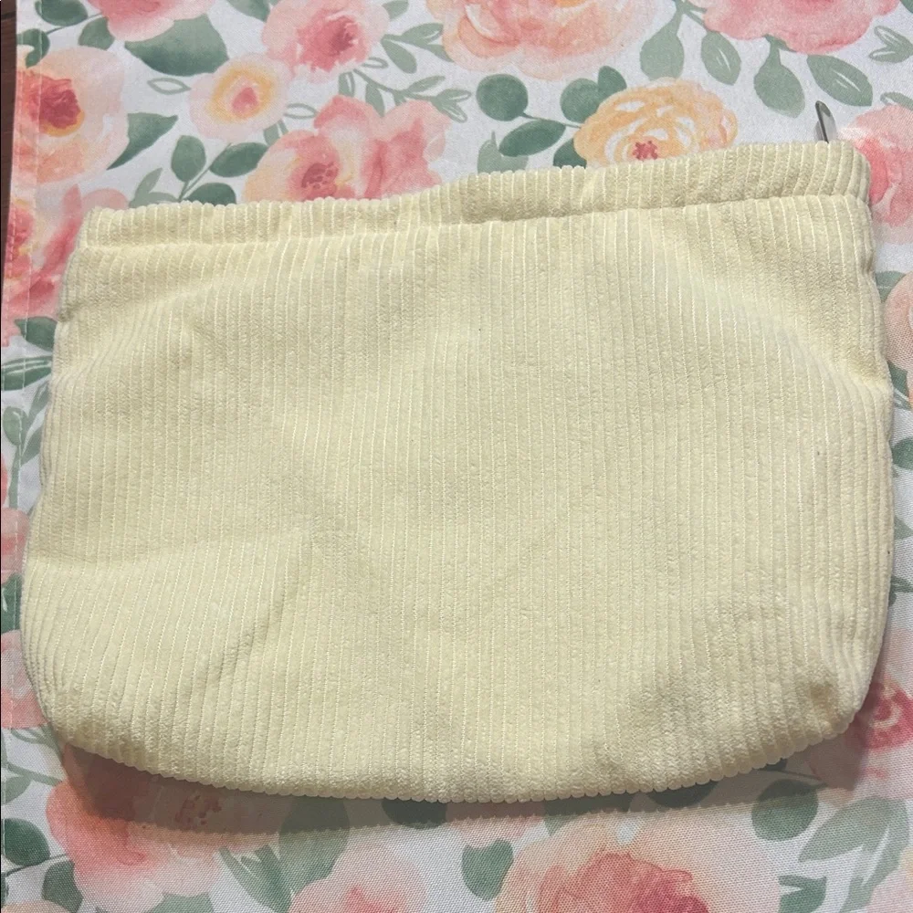 💥 2/$10 Sozakka cream colored corduroy cosmetic bag